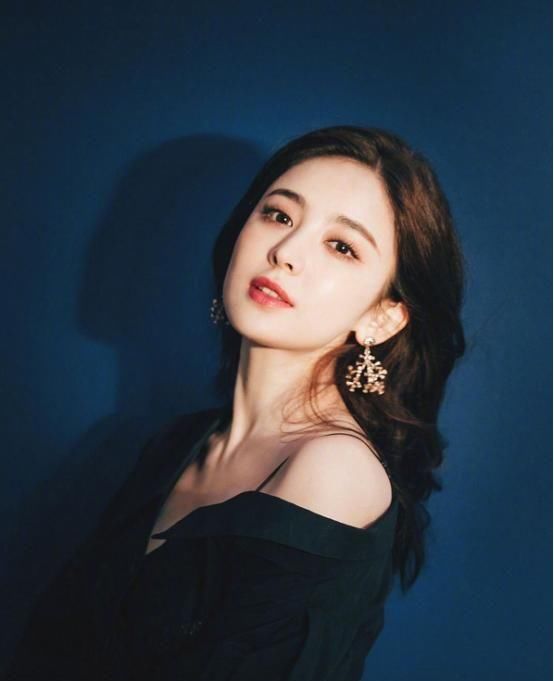 皮肤■有一种美的违规叫娜扎露香肩,皮肤光滑似牛奶,美的让人心动