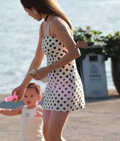 气质小姐姐穿紧身包臀裙，身材玲珑有致，脸上的笑容真甜美