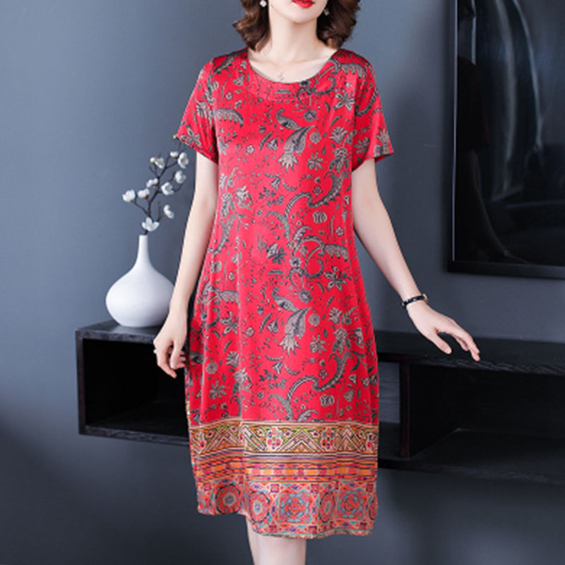 60后女人不要穿的太嫩了，多穿这样子的蚕丝连衣裙，高贵又减龄