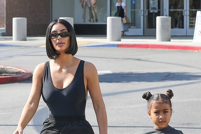 卡戴珊瘦成一百零八斤？穿低领背心也高级，但一条裤子毁所有