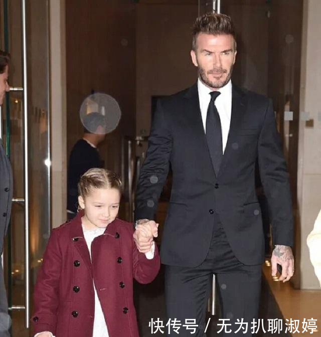 『红色』贝克汉姆的小女儿长大了!穿玫红色风衣高级又时髦,被宠得真幸福