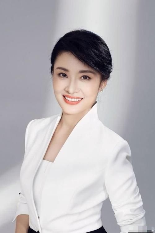  『样式』周涛52岁晒美照，穿白色上衣利落大方，诠释真正的东方美