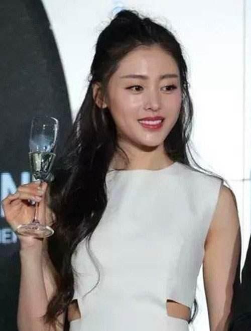  #半丸子头#三十几岁的女人别急着染发，试试这3种黑发造型，有气质还不伤发