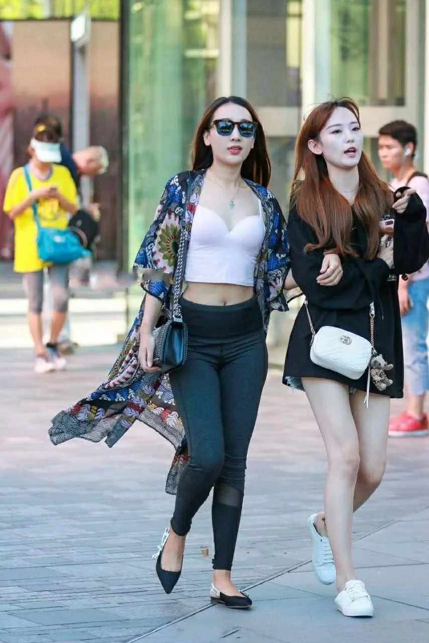 小姐姐下身的一件紧身裤也是勾勒出她迷人的线条