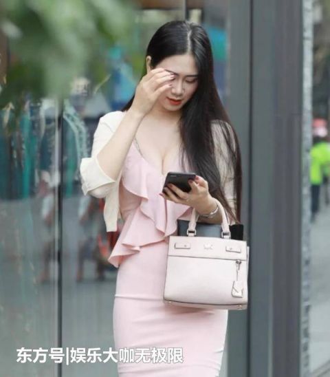  [风采]街拍：气质高雅的美女，一件橘黄色的连衣裙，时尚女神风采迷人