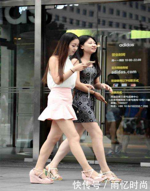 街拍: 牛仔裤凸显大长腿, 第二位小姐姐堪比明星!