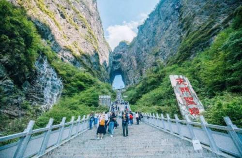 张家界最著名的天门山景区，风景如画，网友：去了不想回了