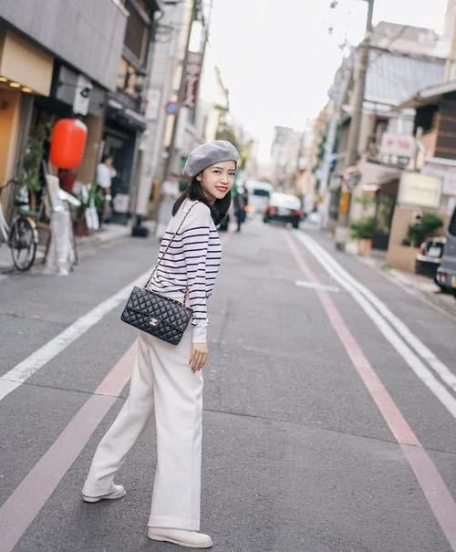  #春天#真正会穿的女人，春天穿针织衫很少配牛仔裙，看三木你就知道了！