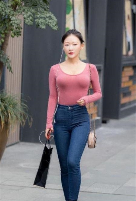  成熟■年轻美女街拍：随性穿搭的美女，成熟又知性！