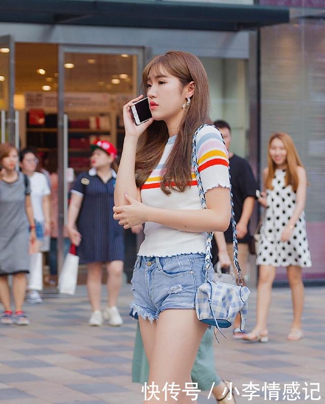 街拍香奈儿的透明靴子，是用来穿的，不是用来趟水的