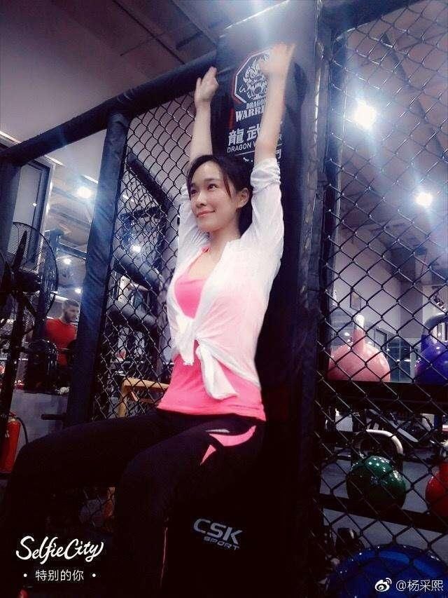 王宝强同高个子女友带儿女看话剧？！女方微博发文还原真相