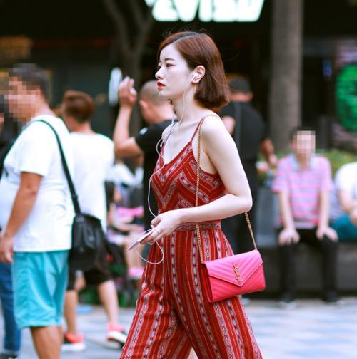 风姿卓绝的牛仔裤小姐姐，充满阳光朝气，婀娜身姿让人倾心！