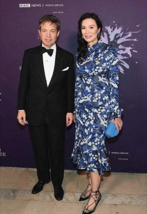  『女性朋友』51岁邓文迪生活过得很滋味，穿拼色连衣裙配西装出席活动，美翻了