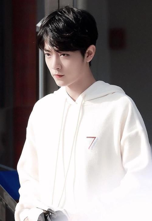  『戚薇联名款』开春不穿水果色卫衣怎么行，男星女星都在穿，再不穿一件就out了