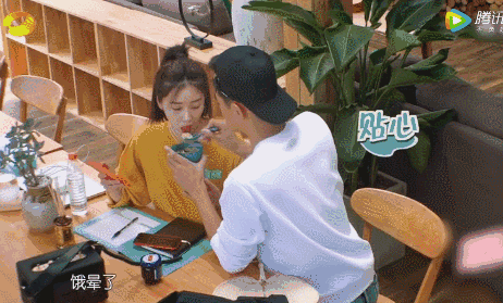 上学被骂狐狸精，跟郑爽闺蜜情遭质疑，分手被网友叫好，你们真的