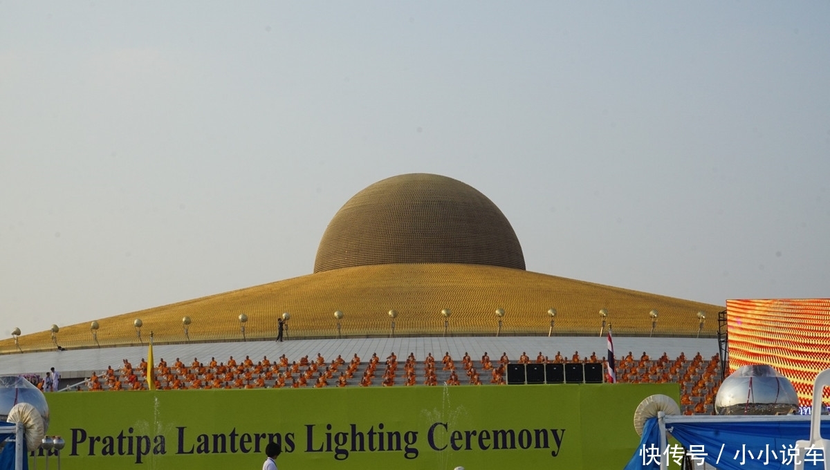 世界上最大的佛教寺院，供奉100万尊佛像，光停车库就有8座