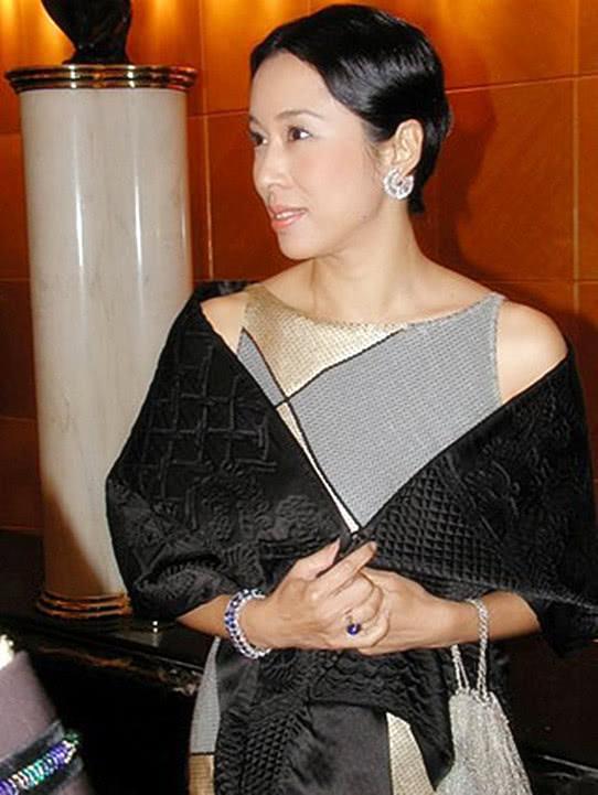 郭晶穿碎花衣显老态，竟不如婆婆年轻，网友：可以当霍启刚阿姨了