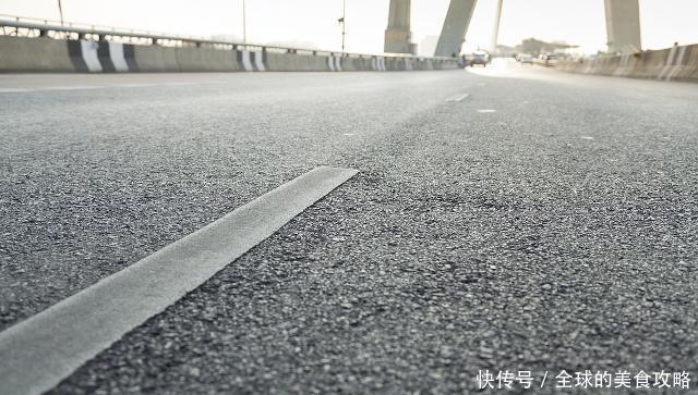  #高速#我国高速公路的鼻祖，竟然是土路，但2000多年从不长草