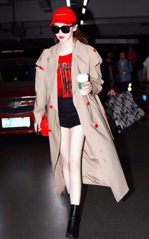 戚薇太会玩了，直接把外套剪了个缺口，网友：一般人驾驭不住