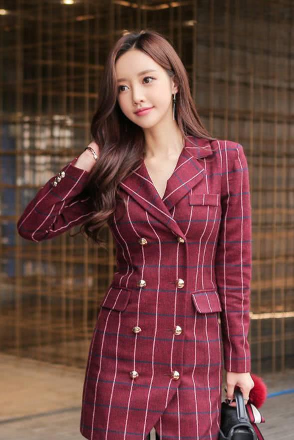 街拍：暖心甜美气质的小姐姐，走在街头身材真是让人羡慕！