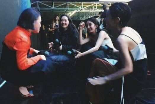  「折纸」《小时代》片场照，时代姐妹花蹲在地上聊天让人梦回折纸时代
