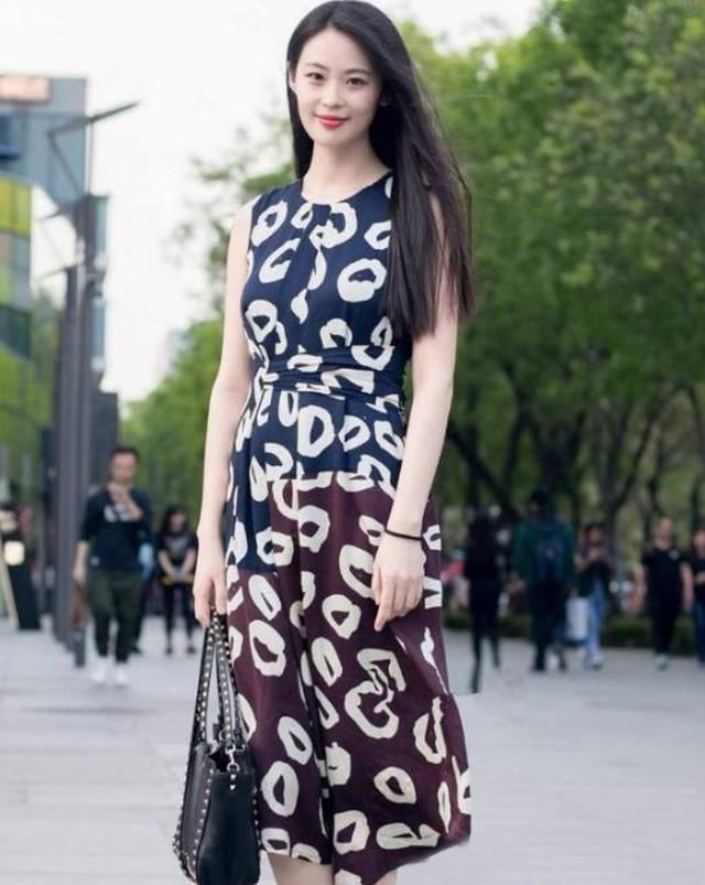 美女吊带连体裤，露出迷人的锁骨和香肩，完美突出身材优势!