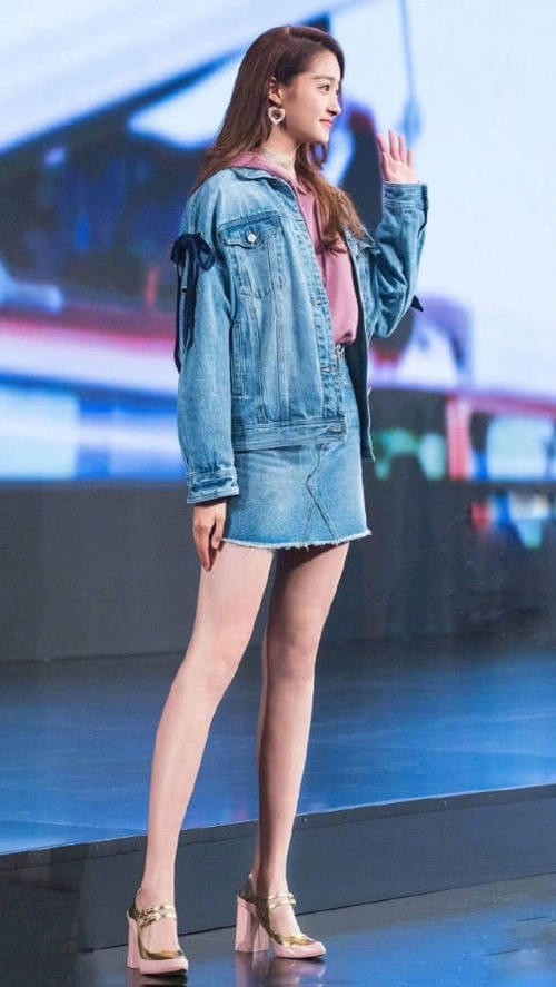 关晓彤一身牛仔装，“筷子腿”变“漫画腿”，看到鞋子彻底跪了！