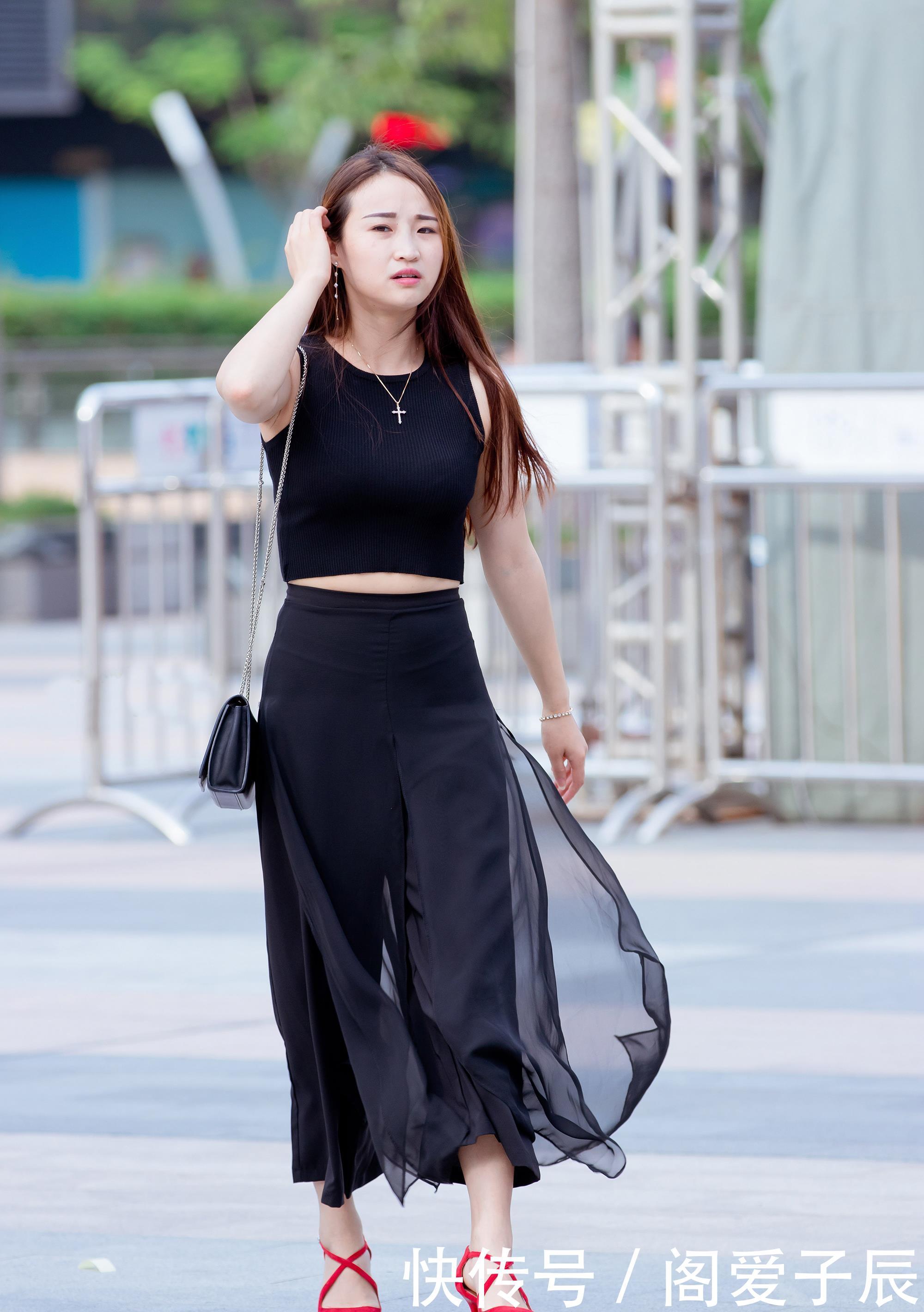  美女：街拍：性感美女牛仔短裤亮点十足，网友却说混的不如狗