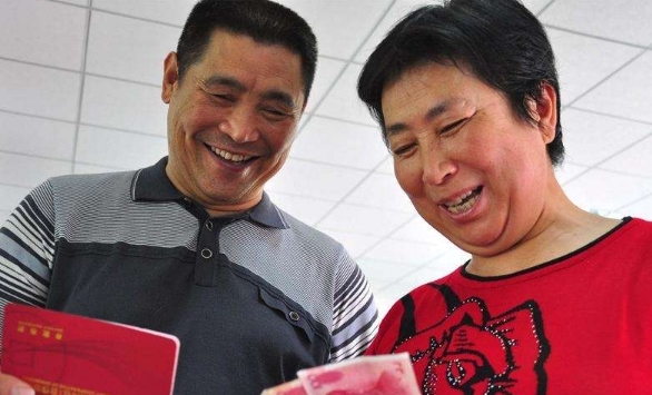 农村老人享福了！试点区每人每月发400元退休金，养老还难不？