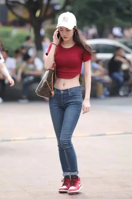 休闲阳光的小姐姐紧身牛仔裤配红色小T恤，出门逛街时刻关注形象