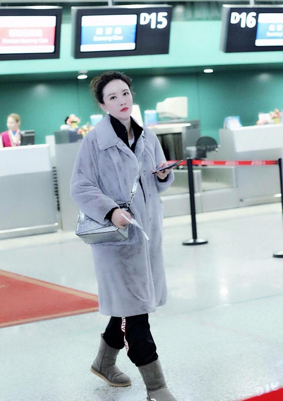 想不到张萌这么瘦!这么窄的裤脚都穿得进去，而且两腿空荡荡的!