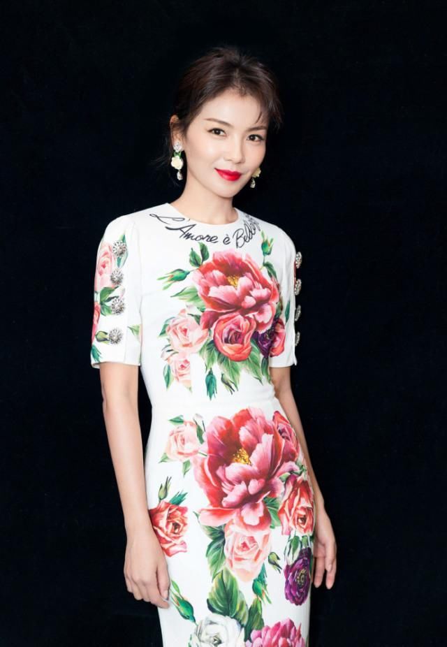 看完刘涛和余男的穿搭，你就知道什么叫做气场一米八了!