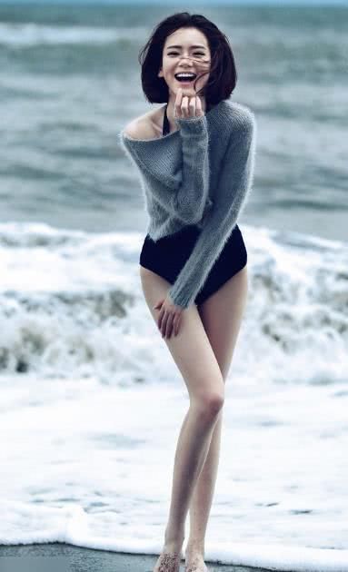 看到戚薇的“连体衣鞋”，赵丽颖的都弱爆了，网友：怎么上厕所？