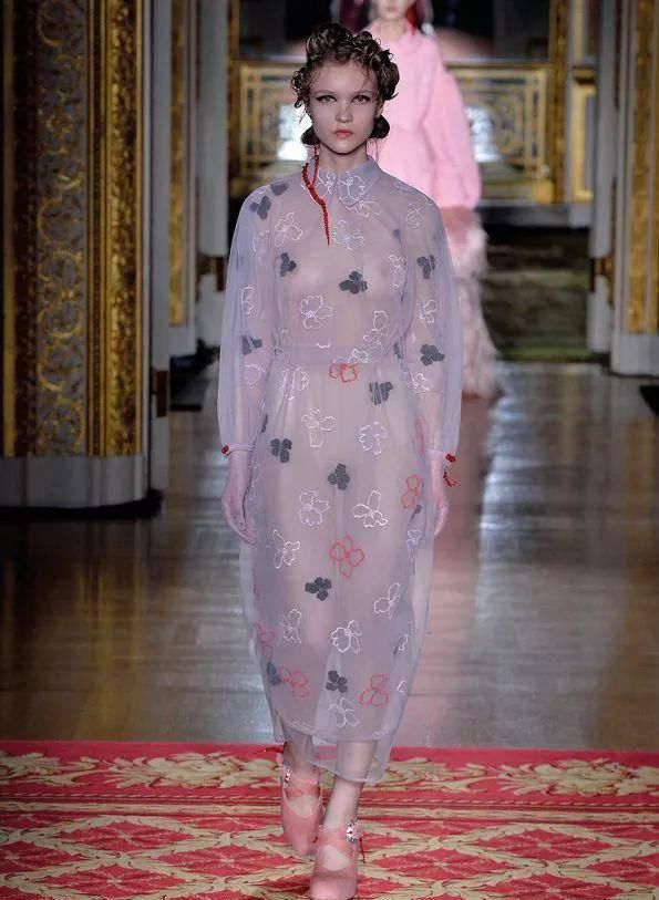  『穿着』只要穿着Simone Rocha，就可以一直做少女哦