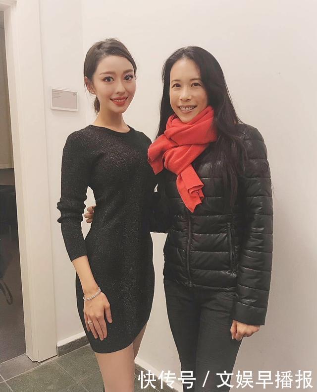 『小腹』郎朗老婆吉娜怎么了?穿粉色连衣裙小腹微隆起,天鹅臂也变粗啦