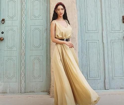  选择：克拉拉终于换风格，穿白色紧身连衣裙扎低马尾，气质真像李英爱