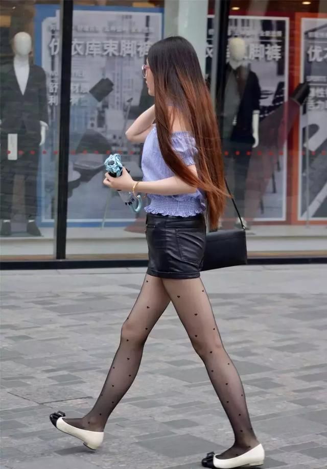 一字吊带衬衫搭配斑点丝袜，暗夜精灵尽显妩媚
