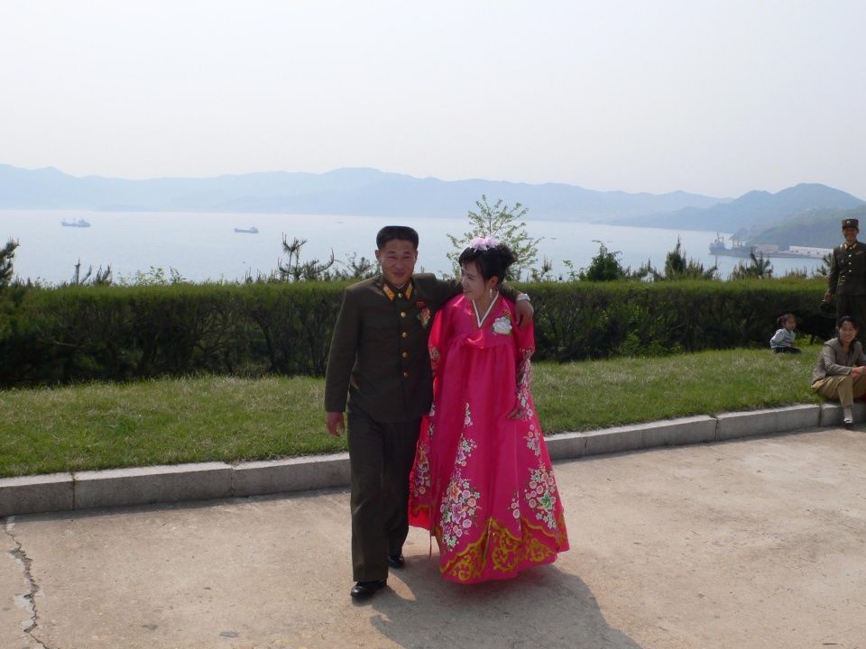 朝鲜人结婚, 新娘给新郎戴上一块大金表