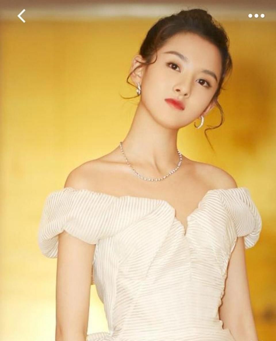 终于知道宋祖儿为啥不剪刘海了，差别太大，果然鹅蛋脸不适合刘海