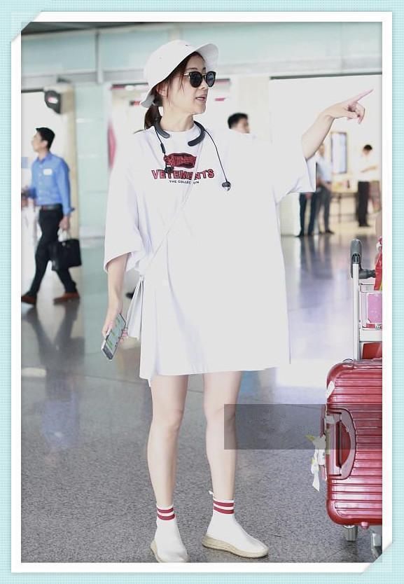 梅婷胆好大！直接把大T恤当裙子穿，网友：瘦下来的女人真自信！