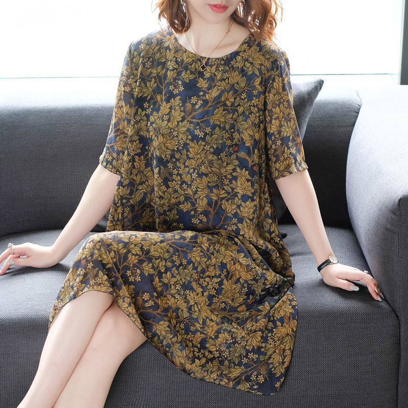 女人三分本色，七分靠打扮，真丝连衣裙，减龄显美嫩，一见倾心