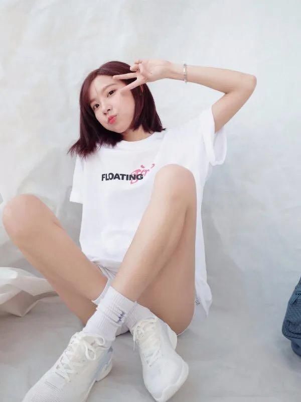  潮牌@SNKR Girls送鞋丨男友衬衫、潮牌、球衣...性感又会搭，就是这期球鞋女生们！4.20-4.26
