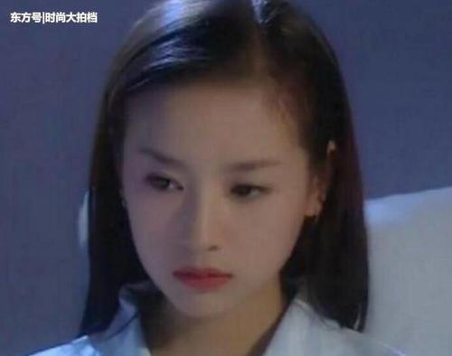 38岁董洁名不虚传！白纱短裙长腿晃眼，网友：果然是民国冷清秋