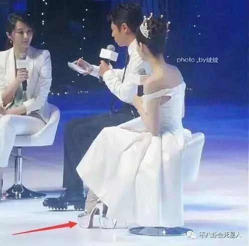 陈法拉和baby撞衫，看脸baby赢了，看脚暴露了baby的缺点