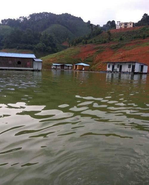 「泡沫箱」万峰湖真的是钓鱼人的天堂吗？
