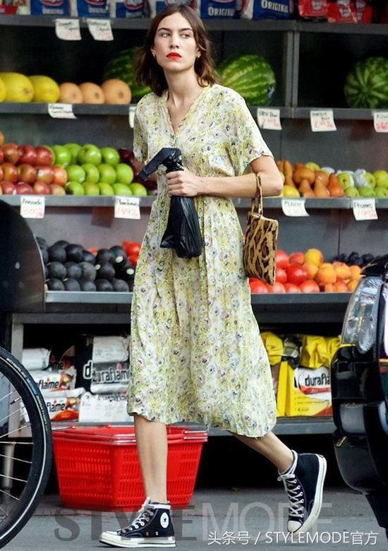 It Girl钟小姐亲自示范：这么穿帆布鞋最好看！