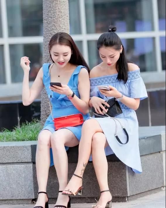 街拍：美得不重样，一对漂亮性感的姐妹花出现在广场上