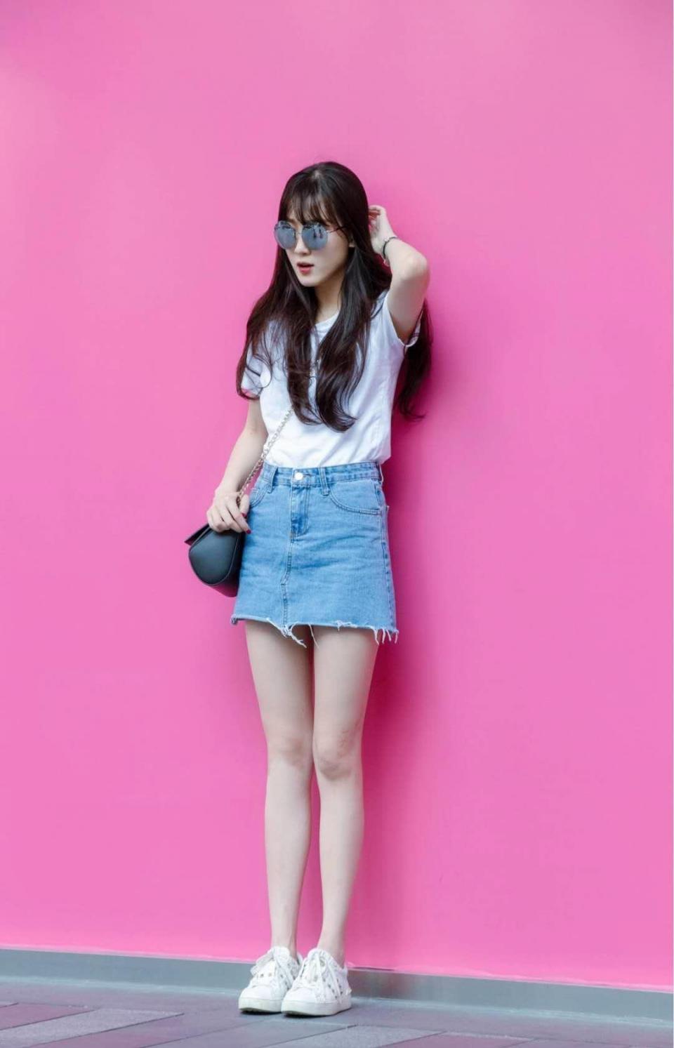 街拍：图3美女真会玩，裙子像“窗帘”，图5美女衣服像烂了