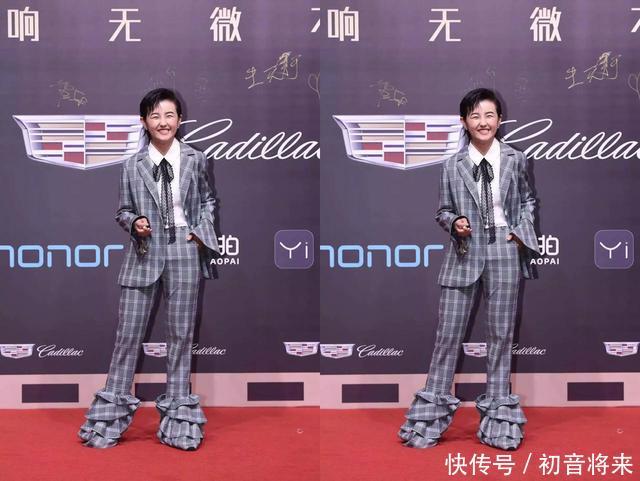 17岁张子枫和21岁关晓彤出席电影红毯，网友：差别太大了！