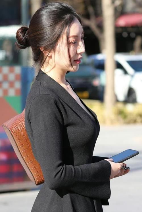  『风采』潮范儿女神来了，街拍：身材高挑的美女，一条黑色的连衣裙，时尚女神风采